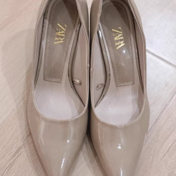 Pointed toe design, 6cm square heel Patent leather with a high gloss finish - Picture 2 of 6